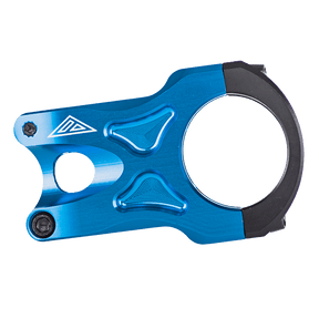 Die AZONIC THE ROCK von AZONIC ist eine blau eloxierte Fahrradvorbaukappe mit zwei Schrauben, geometrischem Design, kreisförmiger Öffnung und schwarzem Akzent an einer Kante, isoliert auf weißem Hintergrund dargestellt.