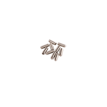 Ein kleiner Stapel AZONIC Stahl-A-Pins, silberne Metallschrauben mit flachem Kopf, wahllos verstreut auf einem weißen Hintergrund.