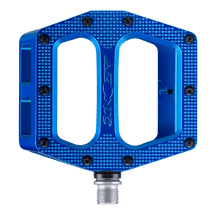 Das AZONIC PUCKER UP Pedal hat einen blauen Metallkörper mit einer strukturierten, flachen Oberfläche, zwei großen Aussparungen, mehreren kleinen Sechskantschrauben am Rand, dem Aufdruck "AZONIC" in der Mitte und einer silbernen Spindel.