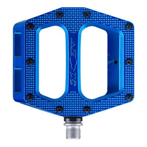 La pédale AZONIC PUCKER UP a un corps métallique bleu avec une surface texturée et plate, deux grandes encoches, plusieurs petites vis hexagonales sur le bord, l'inscription "AZONIC" au centre et une broche argentée.