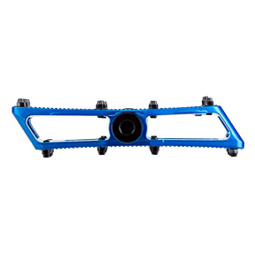La pédale AZONIC PUCKER UP d'AZONIC est une pédale de vélo bleue en métal avec un trou d'axe central et cinq goupilles de traction visibles, représentées de côté sur un fond transparent.