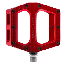 Das AZONIC PUCKER UP Pedal ist ein rotes, rechteckiges Metallpedal mit einer strukturierten Oberfläche, abgeschrägten Kanten, schwarzen Metallstiften für den Halt, dem eingravierten Schriftzug AZONIC" in der Mitte und einer Gewindespindel an der Unterseite.