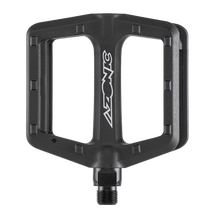 Das AZONIC SHOO-IN Pedal ist ein schwarzes Mountainbike-Flachpedal mit einem großen, offenen, rechteckigen Design und dem Markennamen AZONIC" in weißer Schrift auf der Seite.
