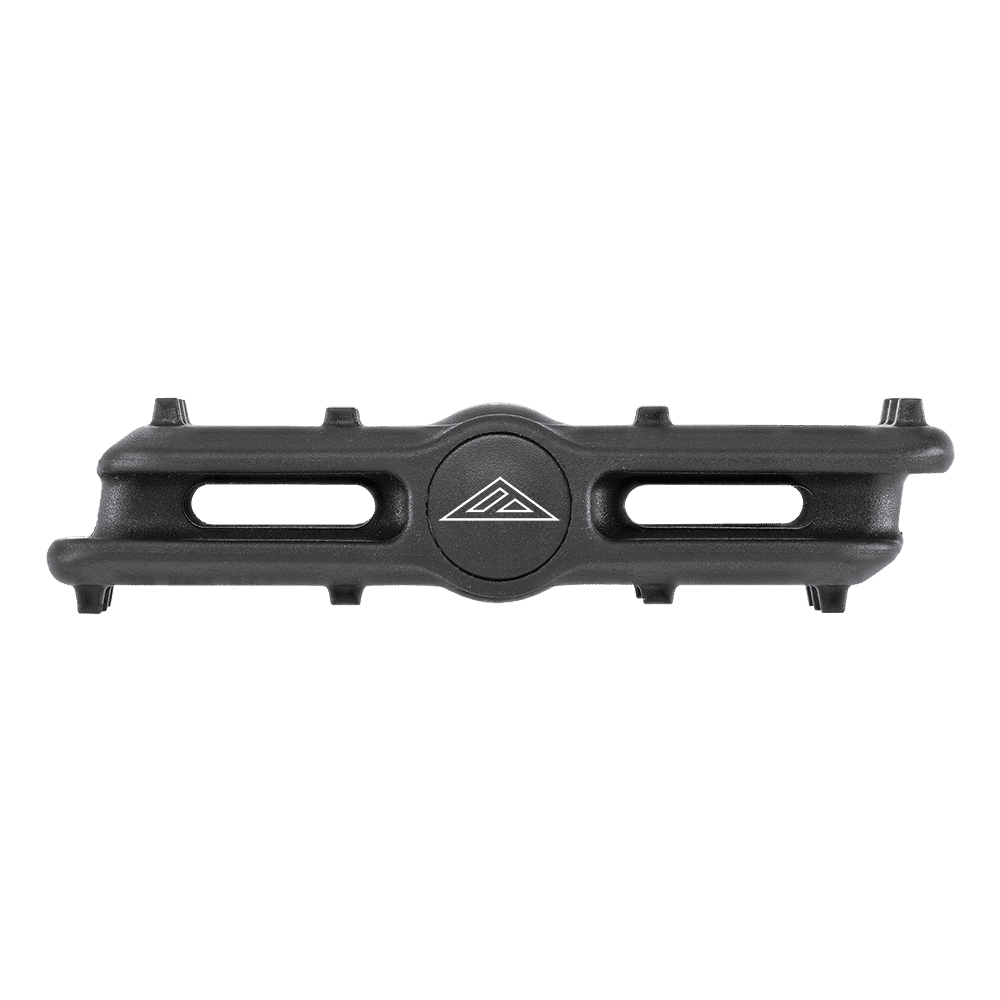 Das AZONIC SHOO-IN Pedal von AZONIC ist ein schwarzes, rechteckiges Kunststoffpedal mit zwei horizontalen Schlitzen und einem runden Mittelteil mit dem dreieckigen Logo der Marke, das von vorne auf einem transparenten Hintergrund zu sehen ist.