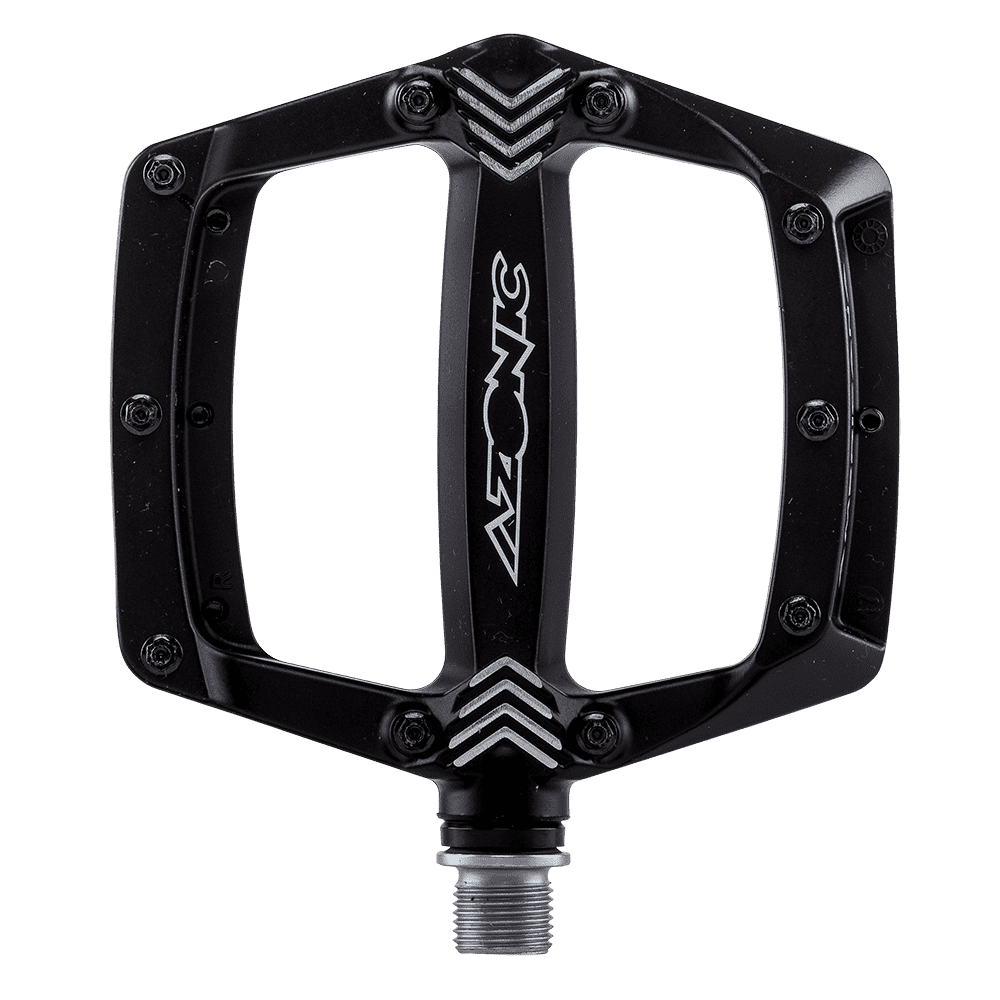 El pedal AZONIC AMERICANA tiene una amplia plataforma rectangular con pasadores metálicos antideslizantes, un eje roscado para su fijación y el logotipo AZONIC en el centro.