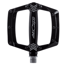 El pedal AZONIC AMERICANA tiene una amplia plataforma rectangular con pasadores metálicos antideslizantes, un eje roscado para su fijación y el logotipo AZONIC en el centro.
