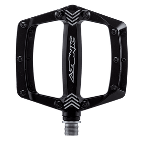 El pedal AZONIC AMERICANA tiene una amplia plataforma rectangular con pasadores metálicos antideslizantes, un eje roscado para su fijación y el logotipo AZONIC en el centro.