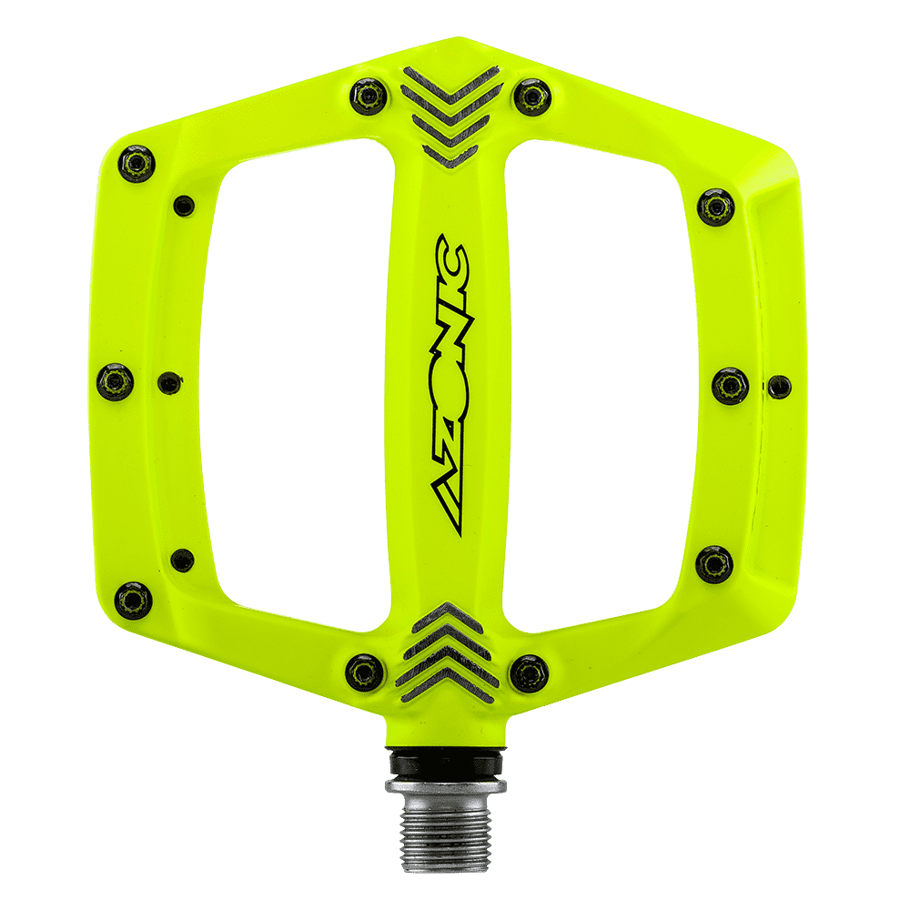 El pedal AZONIC AMERICANA, un pedal de bicicleta amarillo brillante con tornillos negros en los bordes y la impresión negra "AZONIC" en el centro, se muestra sobre un fondo transparente.