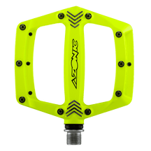 El pedal AZONIC AMERICANA, un pedal de bicicleta amarillo brillante con tornillos negros en los bordes y la impresión negra "AZONIC" en el centro, se muestra sobre un fondo transparente.