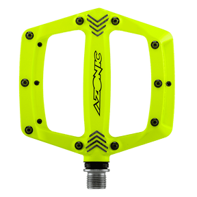 El pedal AZONIC AMERICANA, un pedal de bicicleta amarillo brillante con tornillos negros en los bordes y la impresión negra "AZONIC" en el centro, se muestra sobre un fondo transparente.
