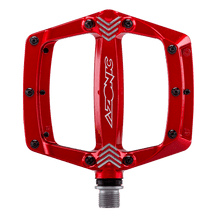 El pedal AZONIC AMERICANA de AZONIC tiene una plataforma ancha y plana de color rojo con varias clavijas de agarre y un eje plateado, que se muestra sobre un fondo transparente.