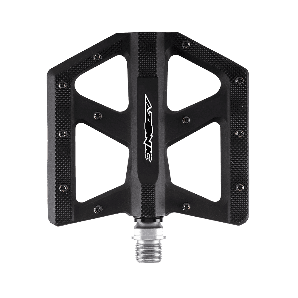 Ein schwarzes, flaches AZONIC KAMIKAZE Fahrradpedal mit einer breiten Plattform, metallischen Griffnoppen und einer silbernen Achse, dargestellt auf einem transparenten Hintergrund. In der Mitte des Pedals ist der Schriftzug "AZONIC" in Weiß angebracht.