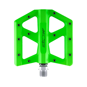 Il pedale AZONIC KAMIKAZE è un pedale da bicicletta piatto di colore verde brillante con un design ampio, perni di presa in metallo e un perno argentato. La scritta "AZONIC" è riportata in caratteri neri al centro del pedale.