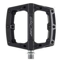 El pedal AZONIC BLAZE es un pedal de plataforma negro, ancho y plano, con múltiples clavijas de agarre y un eje central metálico de AZONIC, que se muestra sobre un fondo transparente.