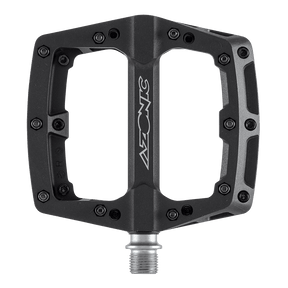 El pedal AZONIC BLAZE es un pedal de plataforma negro, ancho y plano, con múltiples clavijas de agarre y un eje central metálico de AZONIC, que se muestra sobre un fondo transparente.