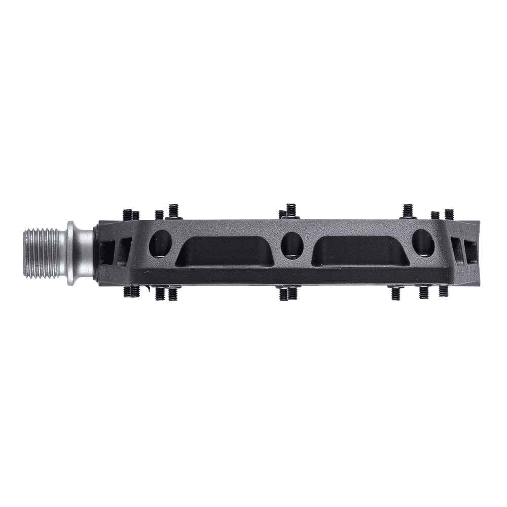 Seitenansicht des AZONIC BLAZE Pedals von AZONIC, ein schwarzes Fahrradpedal mit Metallspindel, flacher rechteckiger Form und mehreren Griffstiften an den Kanten. Transparenter Hintergrund.