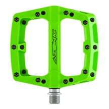 Pedal AZONIC BLAZE verde claro con varios pernos de tracción negros y un eje central, mostrado desde arriba sobre fondo transparente.