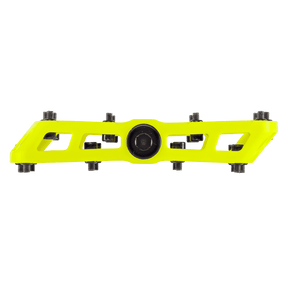 El pedal AZONIC BLAZE de AZONIC es un pedal de bicicleta rectangular de color amarillo brillante con varias clavijas metálicas en la superficie, que se sujetan horizontalmente por delante sobre un fondo transparente.