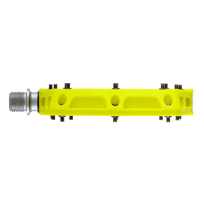 El pedal AZONIC BLAZE de AZONIC tiene un eje amarillo con una rosca metálica que se ve desde el lateral y está provisto de varios tornillos pequeños a lo largo.