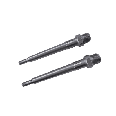 Deux pièces AZONIC Spindle Kamikaze RL, des corps cylindriques métalliques avec des extrémités filetées, sont positionnées parallèlement l'une à l'autre sur un fond uni.
