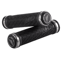Die AZONIC LOGO Griffe von AZONIC sind schwarze Fahrradlenkergriffe mit strukturierten geometrischen Mustern und metallisch-silbernen Endakzenten auf weißem Hintergrund.