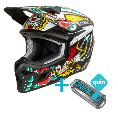 L'O'NEAL 3SRS Bambini Inked Quin Bundle è composto da un casco da motocross O'NEAL colorato e da un sensore intelligente Quin, raffigurati su uno sfondo bianco con un segno più blu in mezzo.