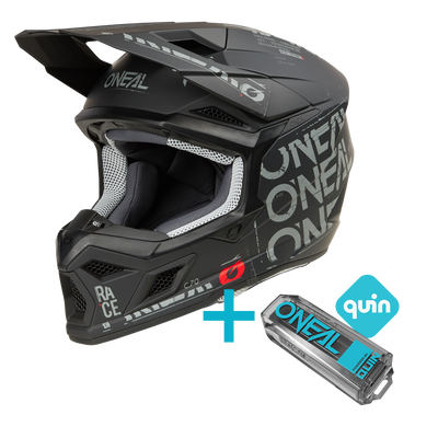 Das O'NEAL 3SRS Static Quin Bundle besteht aus einem schwarzen Motocross-Vollvisierhelm mit grauen und weißen Akzenten sowie einem blauen Quin Pro Smart Sensor und Logo.