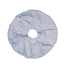 La Bolsa de Agua O'NEAL para Bandera es una bolsa de hielo médica, blanca y redonda, especialmente diseñada para aliviar el dolor torácico. Tiene una abertura central y dos aberturas de válvula para introducir y desinflar fácilmente el hielo. La superficie del tejido es lisa, con ligeras arrugas.