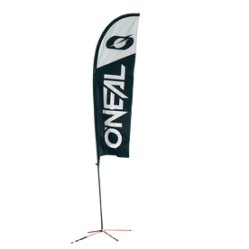 Le O'NEAL Beach Flag est un drapeau haut et vertical sur un pied tripode, qui affiche le nom O'NEAL et le logo stylisé en blanc sur un fond noir et gris.
