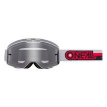 Die O'NEAL B-20 Brille PROXY ist eine graue Motocross-Brille mit einem breiten, klaren Glas für optimales Sichtfeld und einem grauen, elastischen Band mit dem O'NEAL-Logo in fetten roten und schwarzen Buchstaben an der Seite.