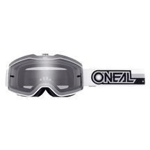 Vorderansicht der O'NEAL B-20 Brille PROXY mit weißem Rahmen und Band. Das klare Glas bietet ein weites Sichtfeld, und das Band zeigt das markante schwarze O'NEAL-Logo.