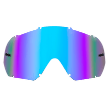Die O'NEAL B-10 Goggle - Spare Lens zeichnet sich durch ein gebogenes, reflektierendes Design mit blauem, lila und grünem Farbverlauf und Befestigungspunkten an den Rändern aus.