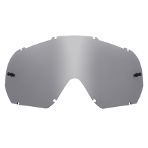 Die O'NEAL B-10 Goggle - Ersatzscheibe ist eine klare, leicht reflektierende Ersatzscheibe von O'NEAL, die mit mehreren Laschen und Kerben am Rand für eine sichere Befestigung an Ihrer Brille sorgt.