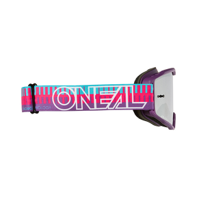 Die O'NEAL B-10 Youth Goggle STRIPED hat ein leuchtendes lila, pinkes und blaugrünes Muster mit einem auffälligen weißen O'NEAL-Logo auf dem Band und schwarzen Verstellbeschlägen.