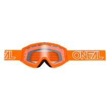 Die Motocross-Brille O'NEAL VAULT Brille SOLID hat eine klare Scheibe und ein breites, orangefarbenes Band mit weißem O'NEAL-Logo - ideal für jede Motorsportausrüstung. Abgebildet vor einfarbigem Hintergrund.
