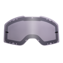 Die O'NEAL B-20 & B-30 Goggle Ersatzlinse ist eine transparente, gebogene Linse mit schwarzem Rand und seitlichen Befestigungspunkten, die als Ersatz für O'NEAL Schutz- oder Sportbrillen entwickelt wurde.
