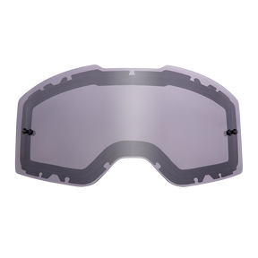 Die O'NEAL B-20 & B-30 Goggle Ersatzlinse ist eine transparente, gebogene Linse mit schwarzem Rand und seitlichen Befestigungspunkten, die als Ersatz für O'NEAL Schutz- oder Sportbrillen entwickelt wurde.