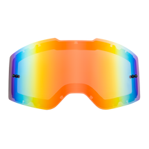 Eine Nahaufnahme der O'NEAL B-20 & B-30 Goggle-Ersatzgläser von O'NEAL mit einer leuchtenden, regenbogenfarbenen, reflektierenden Oberfläche auf weißem Hintergrund.