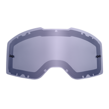 Die O'NEAL B-20 & B-30 Goggle Ersatzscheibe ist eine klare, gewölbte Ersatzscheibe mit seitlichen Befestigungsstiften und einer Aussparung in der Mitte unten, die für Sport- oder Motocross-Brillen entwickelt wurde. Abgebildet auf weißem Hintergrund.