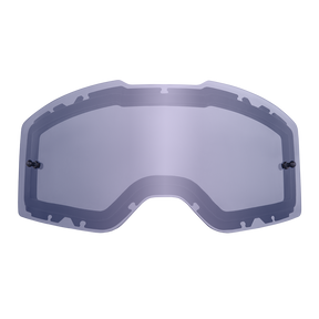Die O'NEAL B-20 & B-30 Goggle Ersatzscheibe ist eine klare, gewölbte Ersatzscheibe mit seitlichen Befestigungsstiften und einer Aussparung in der Mitte unten, die für Sport- oder Motocross-Brillen entwickelt wurde. Abgebildet auf weißem Hintergrund.