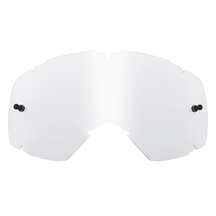 Die O'NEAL B-30 Youth Goggle - Ersatzscheibe ist eine klare, gebogene Ersatzscheibe mit zwei schwarzen Befestigungsstiften und Randkerben für einen sicheren Sitz.