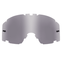 Die O'NEAL B-30 Goggle - Spare Lens ist eine einzelne gebogene, reflektierende Scheibe mit hellgrauer Tönung und mehreren Randausschnitten zur Befestigung, die für O'NEAL-Sportsonnenbrillen entwickelt wurde. Abgebildet vor einem transparenten Hintergrund.