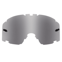 Die O'NEAL B-30 Goggle Ersatzscheibe verfügt über ein einzelnes gebogenes, reflektierendes silbernes Design mit seitlichen und oberen Aussparungen und Befestigungspunkten für eine einfache Rahmenanpassung, perfekt für den Sport- oder Radsportgebrauch.