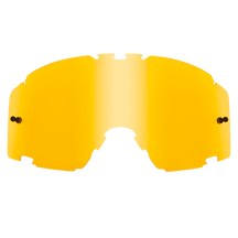 O'NEAL B-30 Goggle Ersatzglas: gelb getöntes, gewölbtes Ersatzglas mit Befestigungsausschnitten für Sport- oder Fahrradsonnenbrillen, abgebildet auf transparentem Hintergrund.