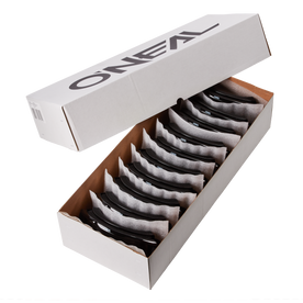 Une boîte rectangulaire blanche portant l'inscription "O'NEAL" contient 10 goggles O'NEAL B-ZERO noires emballées individuellement et disposées de manière ordonnée dans des compartiments séparés, le couvercle étant partiellement ouvert.