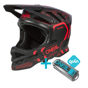 Der O'NEAL BLADE Strike Quin Bundle ist ein schwarz-roter Fullface-MTB-Helm von O'NEAL, der mit einem Quin Pro Smart Sensor und einem blauen Quin-Logo ausgestattet ist, um seine Kompatibilität mit dem Quin-Sicherheitssystem zu unterstreichen.