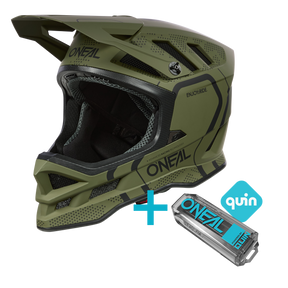 Das O'NEAL BLADE Strike Quin Bundle besteht aus einem grünen Fullface-MTB-Helm mit schwarzen Akzenten und einem blauen O'NEAL Quin Pro Smart Sensor mit Quin-Logo, der die integrierte intelligente Helmtechnologie hervorhebt.
