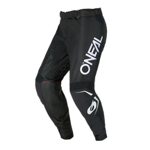 Los pantalones O'NEAL Hardwear ELITE son unos pantalones de motocross negros con la marca O'NEAL en blanco, equipados con inserciones reforzadas y almohadillas protectoras en las rodillas y los muslos, y diseñados para su uso fuera de la carretera o en motocross.