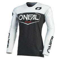 Das O'NEAL MAYHEM Jersey HEXX präsentiert sich mit weißen Ärmeln, einem dunkelgrauen Körper und einem auffälligen "O'NEAL"-Branding. Der rote Schriftzug "ENJOYRIDE." unter dem Brustlogo unterstreicht die Qualität und Funktionalität für Motocross-Fans.