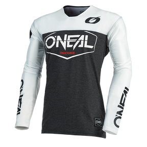 Das O'NEAL MAYHEM Jersey HEXX präsentiert sich mit weißen Ärmeln, einem dunkelgrauen Körper und einem auffälligen "O'NEAL"-Branding. Der rote Schriftzug "ENJOYRIDE." unter dem Brustlogo unterstreicht die Qualität und Funktionalität für Motocross-Fans.